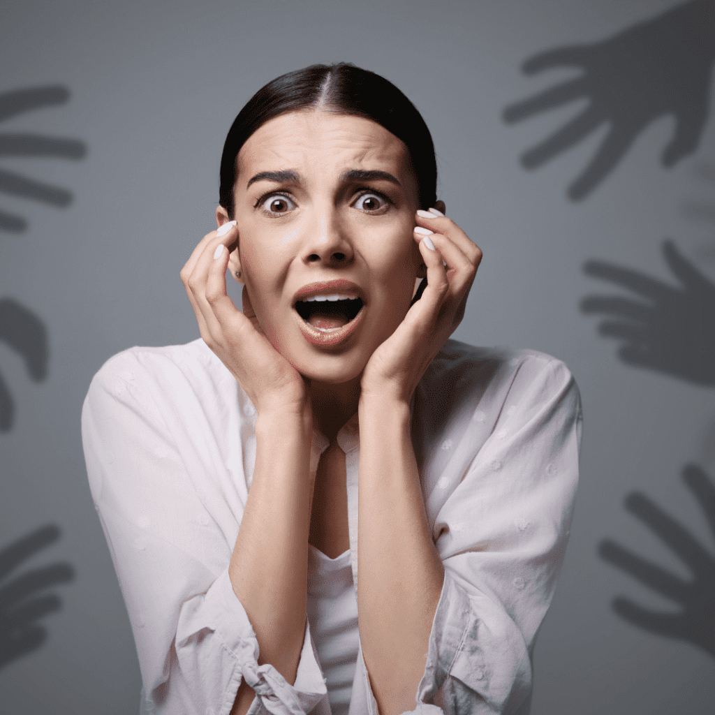 Ängstliche Frau mit Schattenspielen im Hintergrund