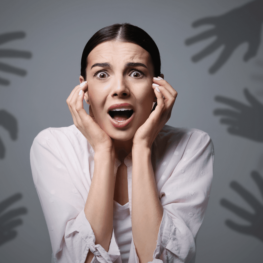 Ängstliche Frau mit Schattenspielen im Hintergrund