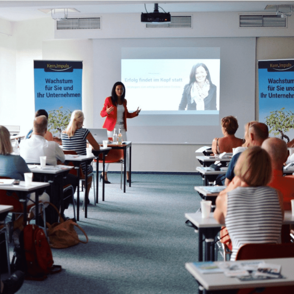 Frau präsentiert bei Geschäftsseminar.