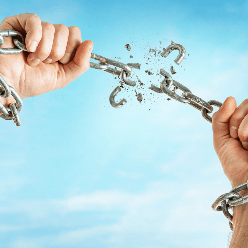 Zerbrochene Kette zwischen zwei Händen.