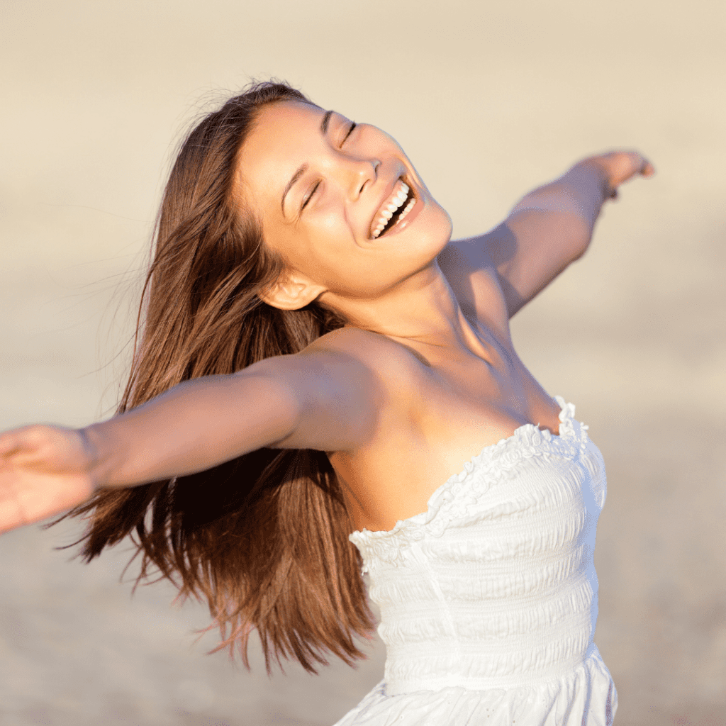 Frau genießt Sonnenschein am Strand