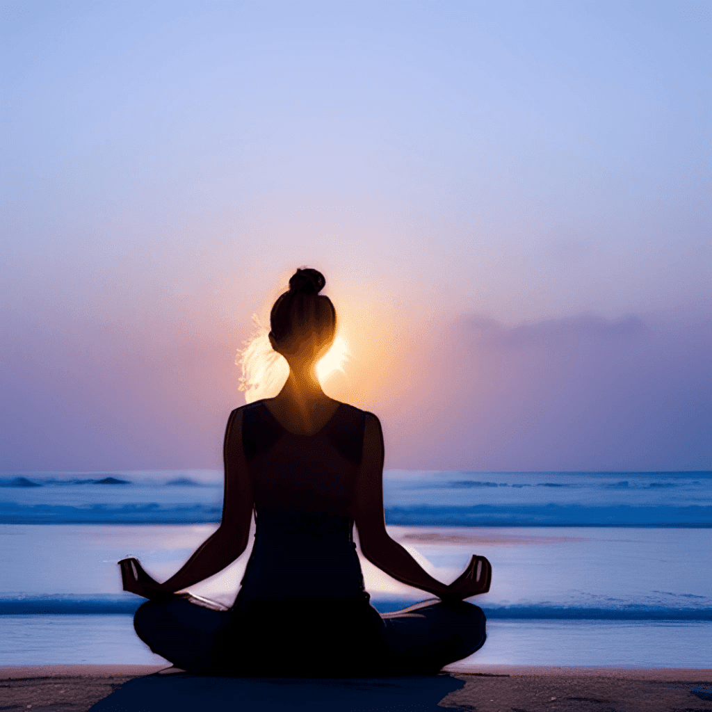 Frau meditiert am Strand bei Sonnenuntergang.